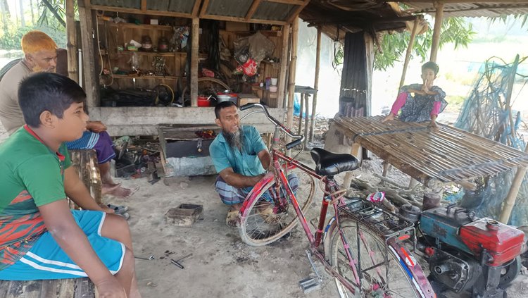 বাইসাইকেলের খুঁটিনাটি জিনিসও তিনি অনায়াসেই সারাতে পারেন। ছবি: আজকের পত্রিকা