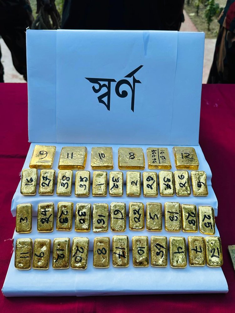 আটক রবিউল ইসলাম ও স্বর্ণের বার। ছবি: আজকের পত্রিকা