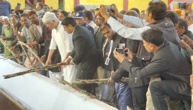 কেরু অ্যান্ড কোম্পানির ২০২৫-২৬ আখমাড়াই মৌসুমের উদ্বোধনী অনুষ্ঠানে কথা বলেন শিল্প উপদেষ্টা আদিলুর রহমান খান। ছবি: আজকের পত্রিকা