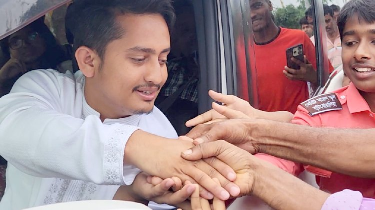 চুয়াডাঙ্গার আলমডাঙ্গায় এনসিপির পদযাত্রার সময় স্কুলশিক্ষার্থীদের সঙ্গে করমর্দন করেন দলের কেন্দ্রীয় মুখ্য সংগঠক (উত্তরাঞ্চল) সারজিস আলম। ছবি: আজকের পত্রিকা