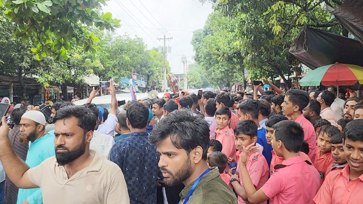 চুয়াডাঙ্গার আলমডাঙ্গায় এনসিপির পদযাত্রায় স্কুলশিক্ষার্থীরা। ছবি: আজকের পত্রিকা