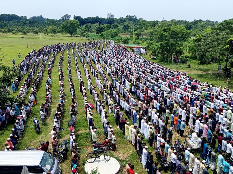 চুয়াডাঙ্গা ফার্স্ট ক্যাপিটাল ইউনিভার্সিটি মাঠে সাবেক এমপি জোয়ার্দ্দারের জানাজা। ছবি: আজকের পত্রিকা