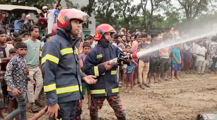 ট্রাক উল্টে এলপিজি বিস্ফোরণে আগুন ধরলে ফায়ার সার্ভিস এসে আগুন নেভায়। ছবি: আজকের পত্রিকা