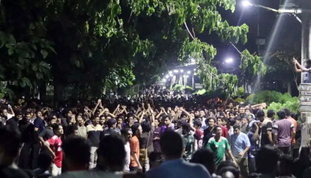গতকাল রাতে উপাচার্য ভবনে তালা ঝুলিয়ে দেন বিক্ষোভকারীরা। ছবি: সংগৃহীত