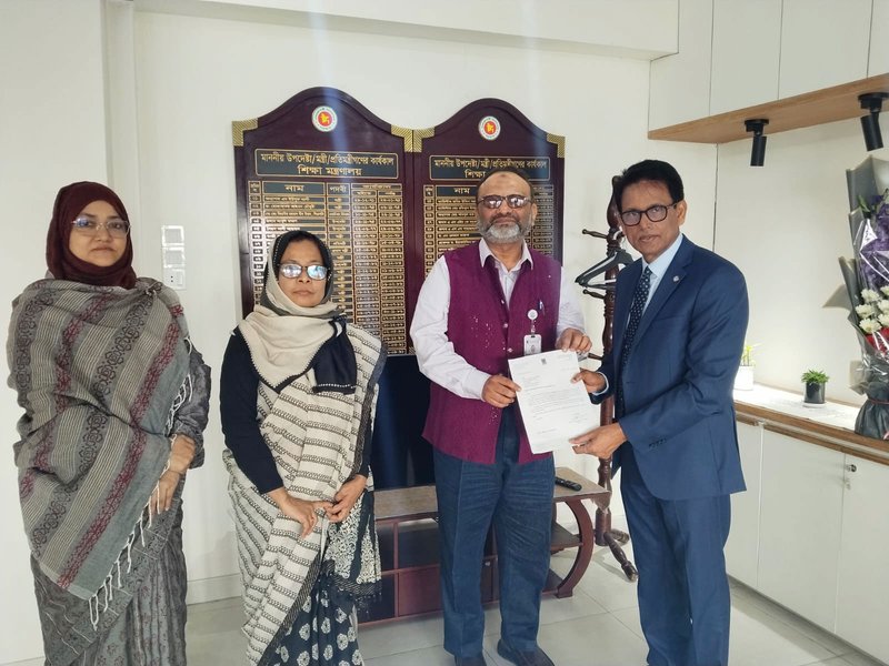 শিক্ষামন্ত্রী এহছানুল হক মিলনের কাছে আনুষ্ঠানিকভাবে পদত্যাগপত্র জমা দেন ঢাবি উপাচার্য অধ্যাপক ড. নিয়াজ আহমদ খান। ছবি: আজকের পত্রিকা