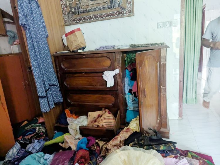 গভীর রাতে বাড়িতে ঢুকে মালপত্র তছনছ করে ডাকাতরা। ছবি: আজকের পত্রিকা