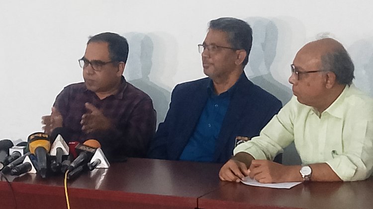 ডাকসু নির্বাচন বিষয়ে সাংবাদিকদের সঙ্গে কথা বলেন অধ্যাপক ড. গোলাম রাব্বানী। ছবি: আজকের পত্রিকা