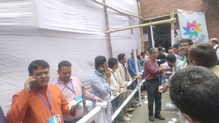 ঢাকা রিপোর্টার্স ইউনিটির (ডিআরইউ) নির্বাচনে আজ রোববার সকাল ৯টা থেকে ভোটগ্রহণ শুরু হয়েছে। ছবি: আজকের পত্রিকা