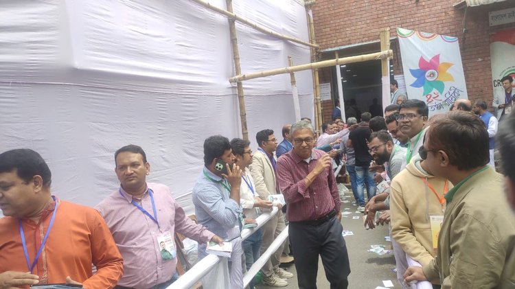 ঢাকা রিপোর্টার্স ইউনিটির (ডিআরইউ) নির্বাচনে আজ রোববার সকাল ৯টা থেকে ভোটগ্রহণ শুরু হয়েছে। ছবি: আজকের পত্রিকা