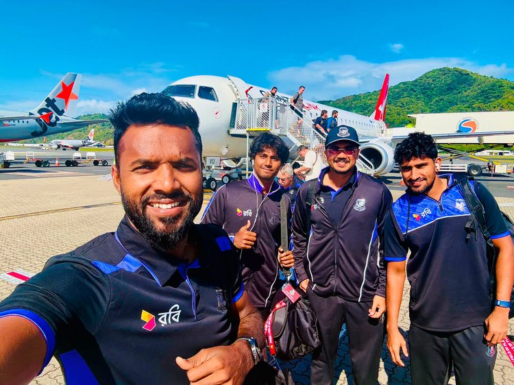 দ্বিতীয় টেস্ট খেলতে যাওয়ার আগে ডারউইন বিমানবন্দরে সেলফি তুলেছেন ইবাদত হোসেন চৌধুরী, হাসান মাহমুদ, তাসকিন আহমেদ ও সৈয়দ খালেদ আহমেদ। ছবি: ফেসবুক