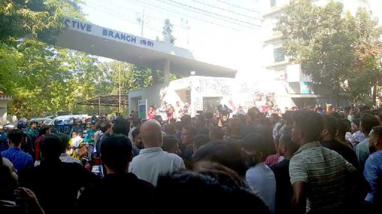 মিন্টো রোডে ডিবি কার্যালয়ের সামনে অবস্থান নেন মোবাইল ফোন ব্যবসায়ী ও কর্মচারীরা। ছবি: আজকের পত্রিকা