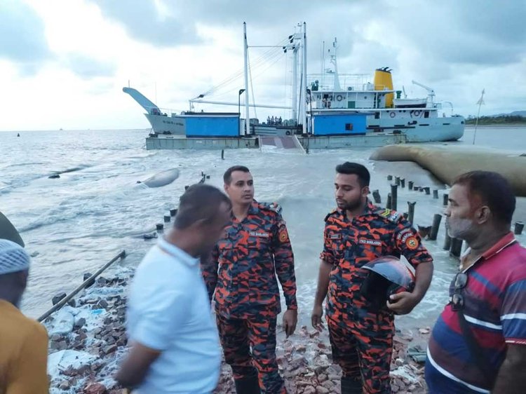 সমুদ্রে ডুবে যাওয়া সিফাতকে উদ্ধারে অভিযান চালাচ্ছে ফায়ার সার্ভিসের ডুবুরি দল। ছবি: আজকের পত্রিকা