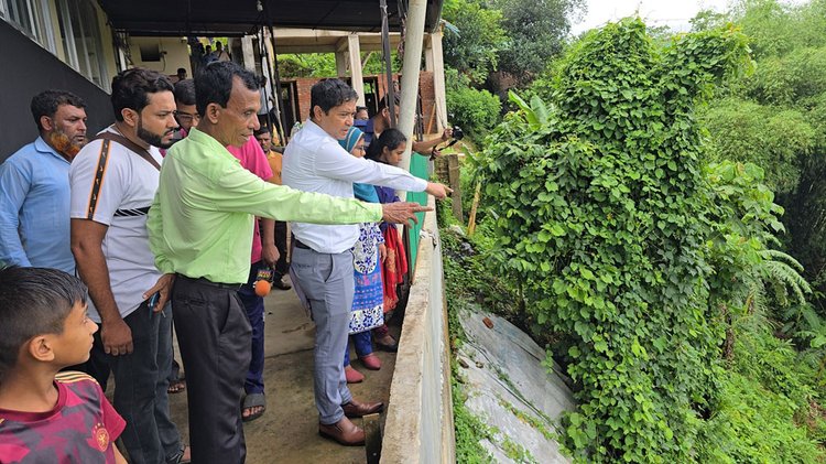 ঝুঁকিপূর্ণ বাসভবন পরিদর্শনে কর্মকর্তারা। ছবি: আজকের পত্রিকা