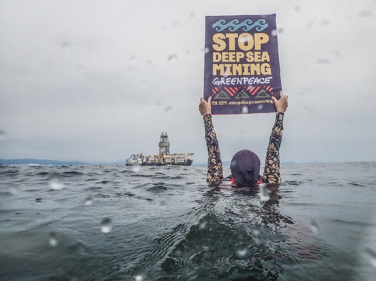 গভীর সমুদ্রে খনন বন্ধ করতে পরিবেশ রক্ষাকর্মীরা নানাভাবে প্রতিবাদ চালিয়ে যাচ্ছে। ছবি: গ্রিন পিস।