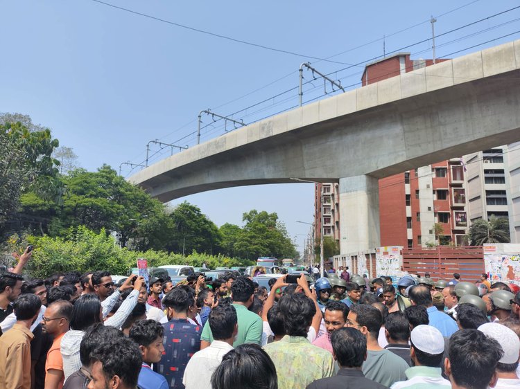 খামারবাড়ির সামনে অবরোধ চলছে। ছবি: আজকের পত্রিকা