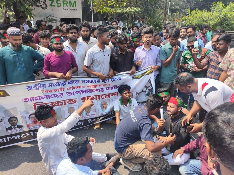 খামারবাড়ির সামনে অবরোধ চলছে। ছবি: আজকের পত্রিকা