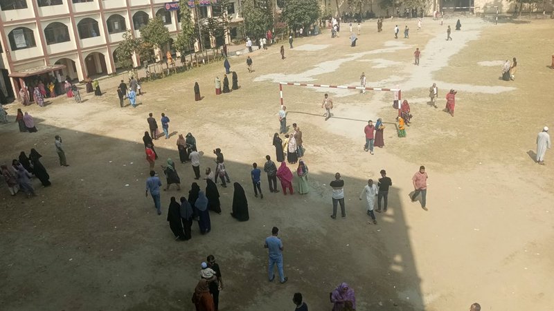 ঢাকা-১৫: আড়াই ঘণ্টায় ১০ কেন্দ্রে ভোট পড়েছে ১২ শতাংশ