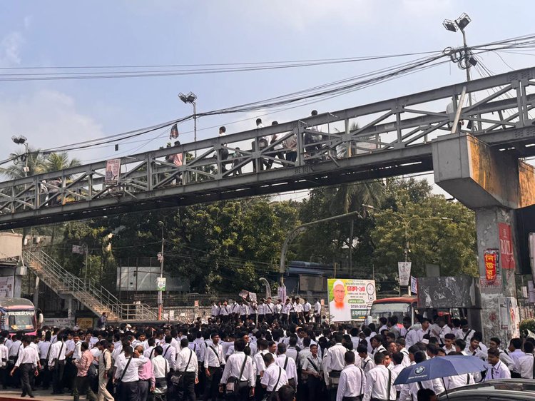 রোববার সকাল সাড়ে ৯টা থেকে সড়ক অবরোধ করে রেখেছে শিক্ষার্থীরা। ছবি: আজকের পত্রিকা