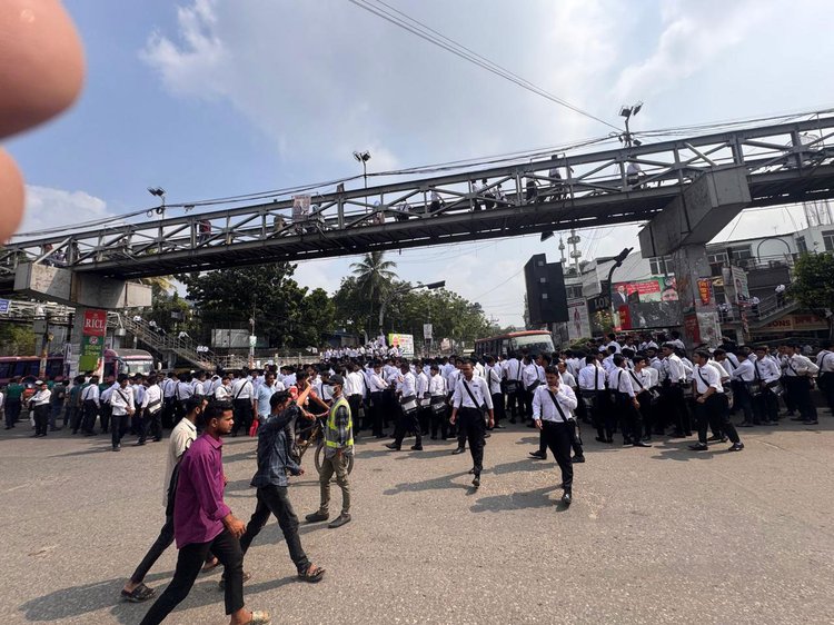 রোববার সকাল সাড়ে ৯টা থেকে সড়ক অবরোধ করে রেখেছে শিক্ষার্থীরা। ছবি: আজকের পত্রিকা