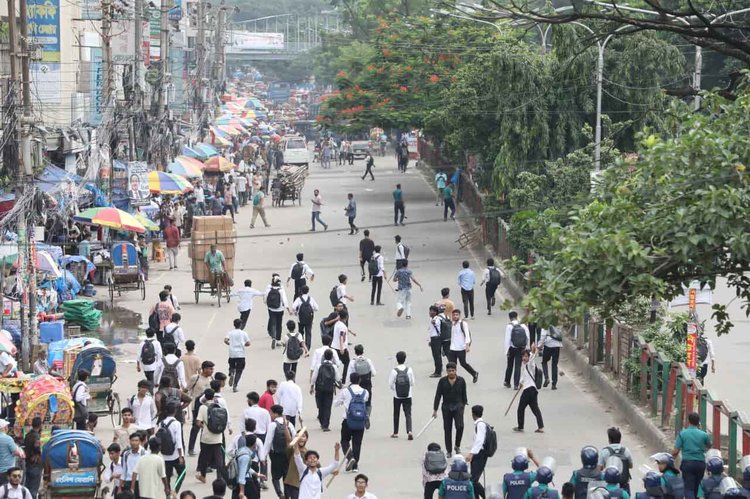 নিউমার্কেট এলাকায় দফায় দফায় সংঘর্ষে জড়িয়ে পড়ে দুই কলেজের শিক্ষার্থীরা। ছবি: আজকের পত্রিকা