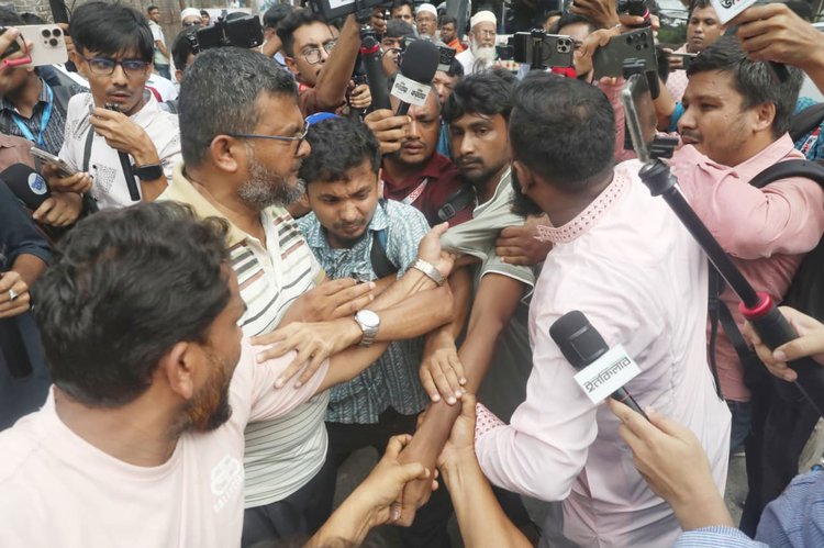 ধানমন্ডি ৩২ নম্বরে জামায়াতে ইসলামীর বিক্ষোভ কর্মসূচি শেষে সাংবাদিকদের সঙ্গে নেতা কর্মীদের বাগ্বিতণ্ডার একপর্যায়ে হামলার ঘটনা ঘটে। ছবি: আজকের পত্রিকা