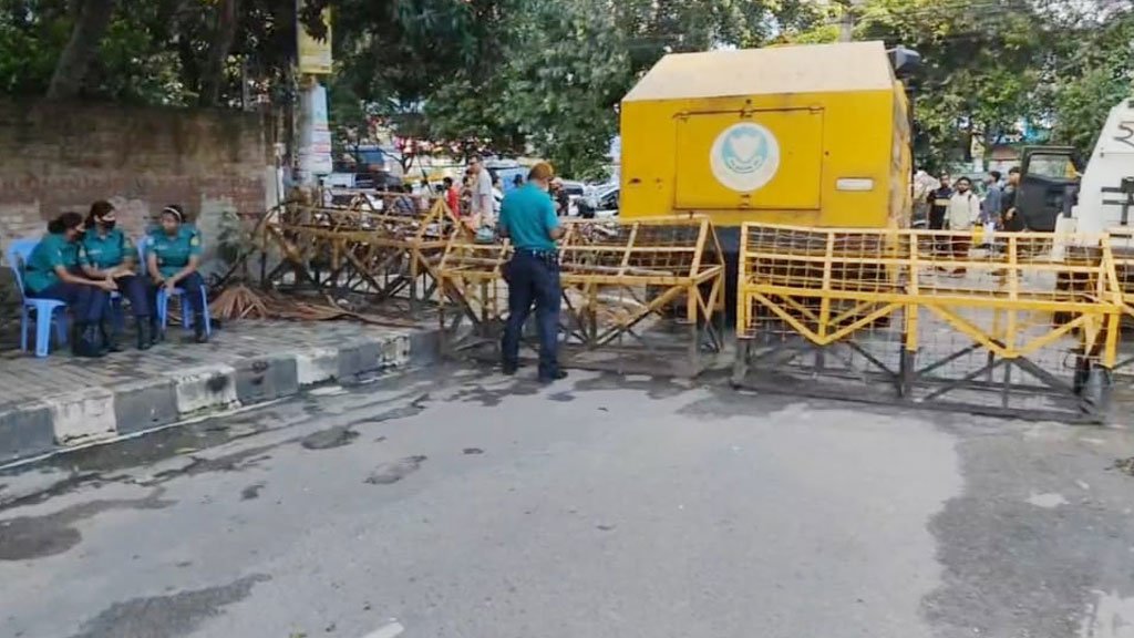 ১৫ আগস্ট ঘিরে ধানমন্ডি ৩২ নম্বরে পুলিশের কড়া নিরাপত্তা