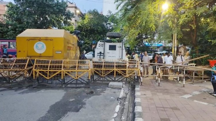ধানমন্ডি ৩২ নম্বর এলাকার প্রবেশপথগুলোতে ব্যারিকেড বসানো হয়েছে। ছবি: ভিডিও থেকে নেওয়া