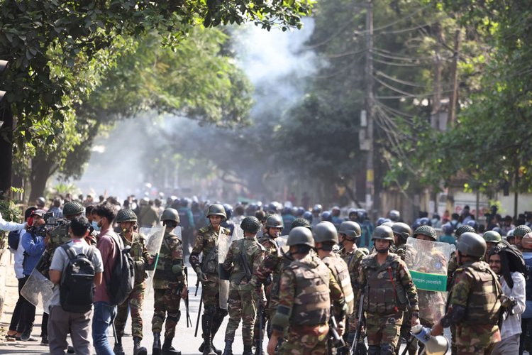 ধানমন্ডি ৩২ নম্বরের সামনে দুটি এক্সকাভেটর নিয়ে এসে  বিক্ষোভকারীদের ছত্রভঙ্গ করেছে আইনশৃঙ্খলা বাহিনী। ছবি: আজকের পত্রিকা