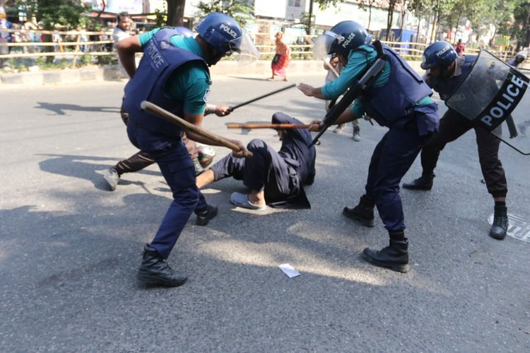 ধানমন্ডি ৩২ নম্বরে বিক্ষোভকারীদের ছত্রভঙ্গ করতে পুলিশের লাঠিচার্জ। ছবি: আজকের পত্রিকা