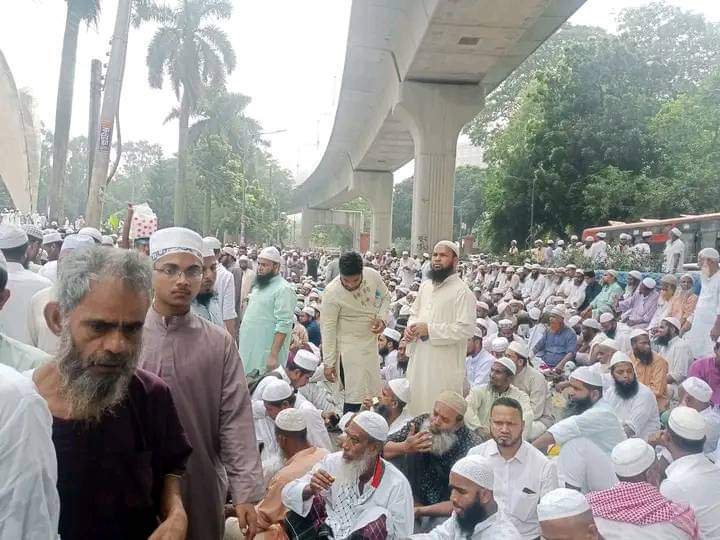 সোহরাওয়ার্দী উদ্যানে সমাবেশে আসা গাড়ি পার্কিং ও যানজটে অস্বস্তিতে ঢাবি শিক্ষার্থীরা। ছবি: আজকের পত্রিকা