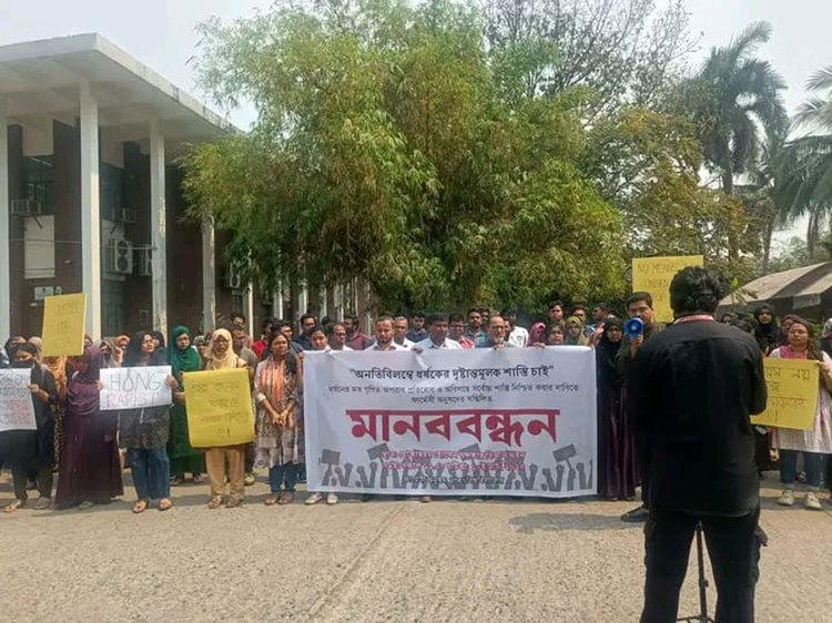 দেশব্যাপী ধর্ষণ-নিপীড়নের প্রতিবাদে আজ সোমবার ঢাবিতে বিক্ষোভ কর্মসূচি করেছে বিভিন্ন বিভাগের শিক্ষক-শিক্ষার্থী ও ছাত্রসংগঠন। ছবি: আজকের পত্রিকা