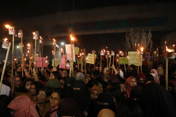 রাজু ভাস্কর্যের পাদদেশে ঢাবির বিভিন্ন হলের ছাত্রীদের সমাবেশ ও মশাল মিছিল। ছবি: আজকের পত্রিকা