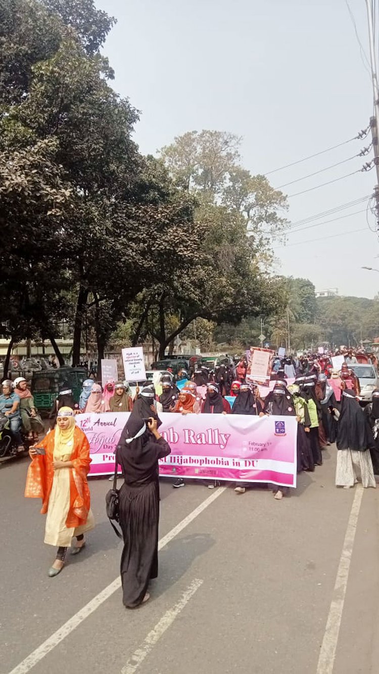 বিশ্ব হিজাব দিবস উপলক্ষে ঢাকা বিশ্ববিদ্যালয়ে (ঢাবি) প্রথমবারের মতো হিজাব র‍্যালি অনুষ্ঠিত হয়েছে। ছবি: আজকের পত্রিকা