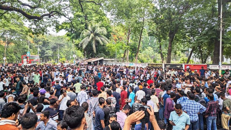 বৃহস্পতিবার (১৫ মে) বিকেলে অপরাজেয় বাংলার পাদদেশে দ্বিতীয় দিনের মতো বিক্ষোভ সমাবেশ করেছেন ঢাবির সন্ত্রাসবিরোধী শিক্ষার্থীরা। ছবি: আজকের পত্রিকা