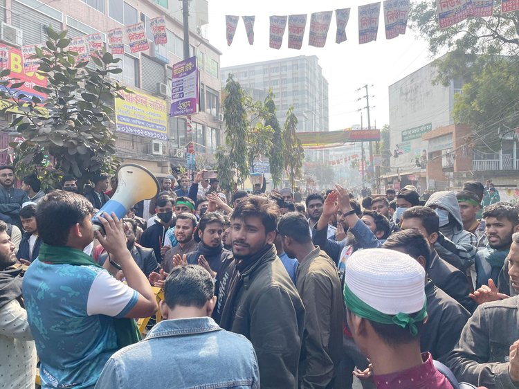 আলিয়া মাদ্রাসা মাঠ থেকে আদালত সরাতে শিক্ষার্থীদের বিক্ষোভ। ছবি: আজকের পত্রিকা