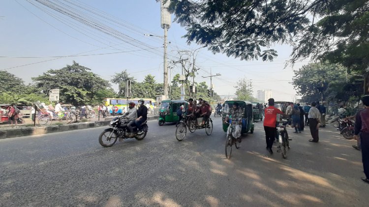 ‘ঢাকা লকডাউন’ কর্মসূচির প্রভাবে আজ বৃহস্পতিবার সকাল থেকেই রাজধানী ঢাকায় গণপরিবহনের সংখ্যা রয়েছে কম। ছবি: আজকের পত্রিকা
