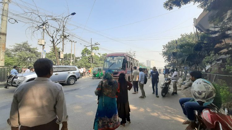 ‘ঢাকা লকডাউন’ কর্মসূচির প্রভাবে আজ বৃহস্পতিবার সকাল থেকেই রাজধানী ঢাকায় গণপরিবহনের সংখ্যা রয়েছে কম। ছবি: আজকের পত্রিকা