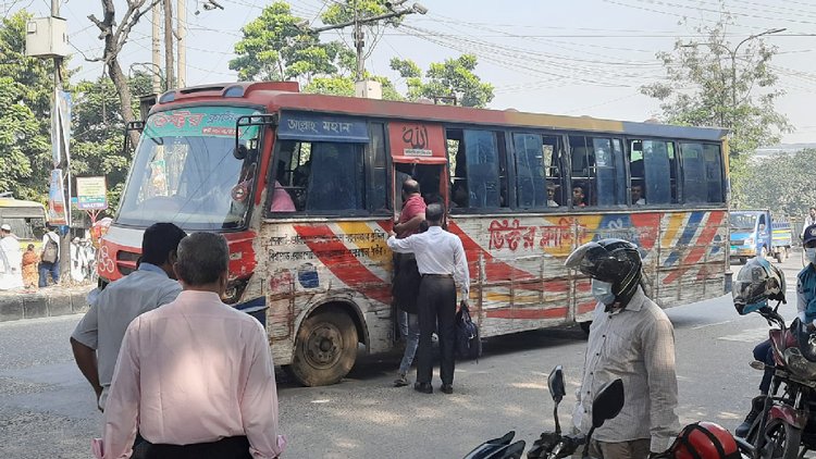 ‘ঢাকা লকডাউন’ কর্মসূচির প্রভাবে আজ বৃহস্পতিবার সকাল থেকেই রাজধানী ঢাকায় গণপরিবহনের সংখ্যা রয়েছে কম। ছবি: আজকের পত্রিকা