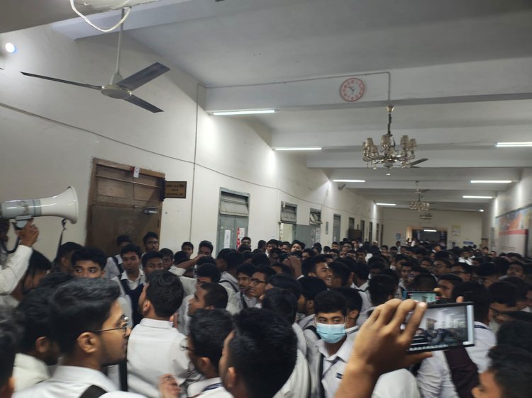প্রস্তাবিত ঢাকা সেন্ট্রাল ইউনিভার্সিটির স্কুল ভিত্তিক কাঠামোতে যুক্ত করার প্রতিবাদে ঢাকা কলেজের উচ্চমাধ্যমিকের শিক্ষার্থীদের বিক্ষোভ। ছবি: আজকের পত্রিকা