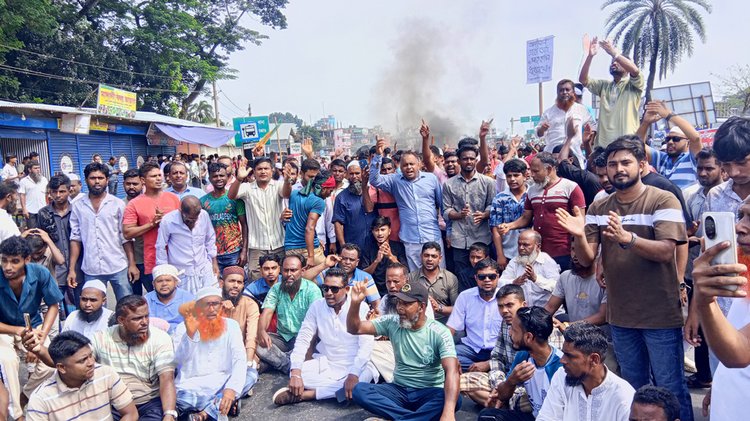 ঢাকা-মাওয়া-ভাঙ্গা এক্সপ্রেসওয়ের গোলচত্বরে টায়ারে আগুন জ্বালিয়ে অবরোধ করেন বিক্ষোভকারীরা। ছবি: আজকের পত্রিকা