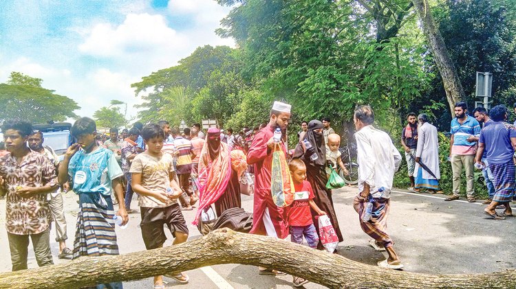 ঢাকা-মাওয়া-ভাঙ্গা এক্সপ্রেসওয়ের গোলচত্বরে টায়ারে আগুন জ্বালিয়ে অবরোধ করেন বিক্ষোভকারীরা। ছবি: আজকের পত্রিকা
