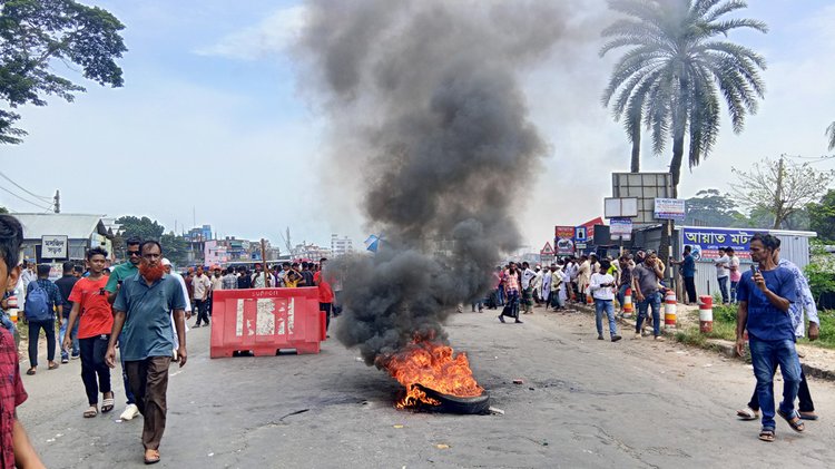 ঢাকা-মাওয়া-ভাঙ্গা এক্সপ্রেসওয়ের গোলচত্বরে টায়ারে আগুন জ্বালিয়ে অবরোধ করেন বিক্ষোভকারীরা। ছবি: আজকের পত্রিকা