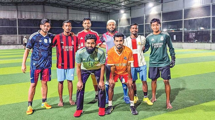 রাজধানীর যাত্রাবাড়ীর কোনাপাড়ার মানিকদিয়া রোড এলাকায় ইউএইচএফসি টার্ফে খেলোয়াড়েরা। ছবি: সংগৃহীত