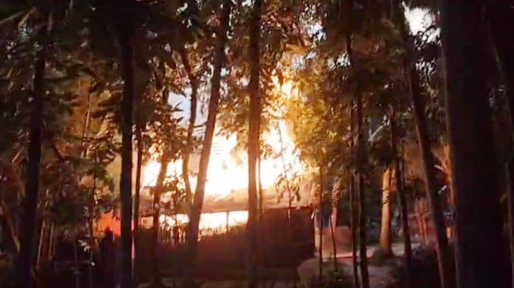 মাদারীপুর সদর উপজেলার ঝাউদি ইউনিয়নের ব্রাহ্মন্দী এলাকার তামিম হাওলাদারের গ্রামের বাড়িতে আজ বুধবার রাতে আগুন দেওয়া হয়। ছবি: আজকের পত্রিকা