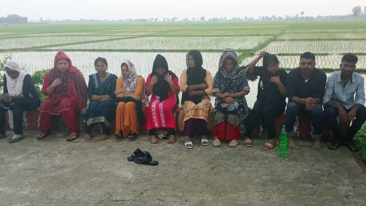 নওগাঁর ধামইরহাটে সীমান্ত দিয়ে বিএসএফের পুশ ইন করা ১০ জনকে আটক করে বিজিবি। ছবি: আজকের পত্রিকা