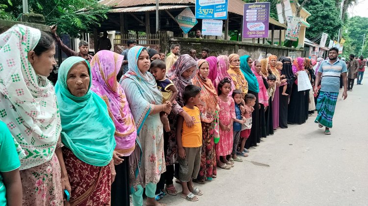 বগুড়ার ধুনটে গাড়িচালক শাহাদৎ হোসেনকে হত্যার বিচারের দাবিতে দুই মানব পাচারকারী এবং এক পুলিশ কর্মকর্তার বিরুদ্ধে মানববন্ধন কর্মসূচি ও বিক্ষোভ মিছিল করা হয়েছে। ছবি: আজকের পত্রিকা