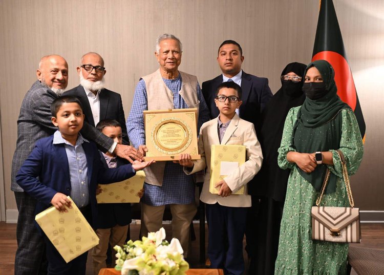 নিউইয়র্কে একটি হোটেলে দিদারুলের পরিবারের সঙ্গে প্রধান উপদেষ্টার সাক্ষাৎ হয়। ছবি: প্রধান উপদেষ্টার ফেসবুক পেজ
