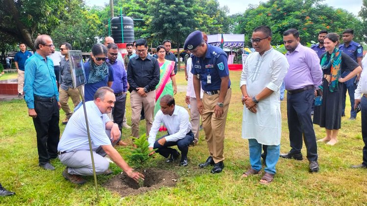 মন্দির প্রাঙ্গণে ‘ক্রিসমাস’ নামের একটি বৃক্ষরোপণ করেন ব্রেন্ট ক্রিস্টেনসেন। ছবি: আজকের পত্রিকা