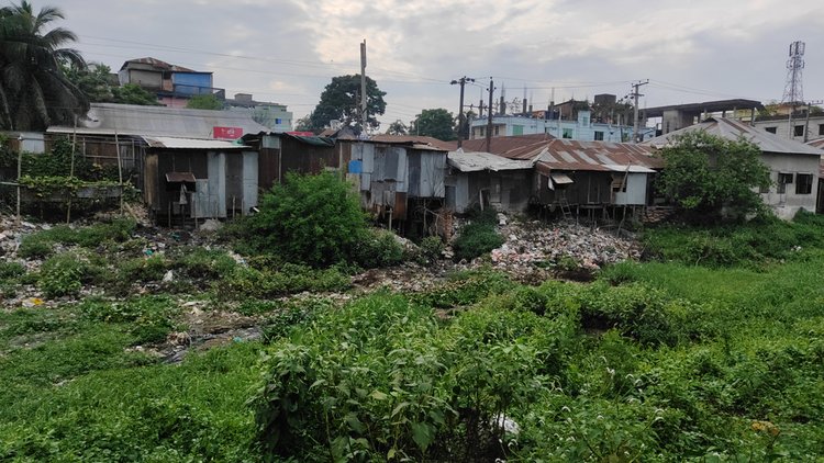 চৌমুহনীর ঐতিহ্যবাহী দুটি খাল—চৌমুহনী-ছাতারপাইয়া ও তুলাতলী খাল—দীর্ঘদিন ধরে দখল ও দূষণের কবলে। পানির প্রবাহ না থাকায় খালগুলো ভাগাড়ে পরিণত হয়েছে। ছবি: আজকের পত্রিকা