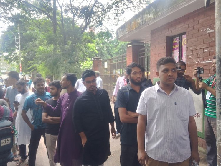 ডাকসু নির্বাচনে ভোটগ্রহণ শুরু। ছবি: আজকের পত্রিকা